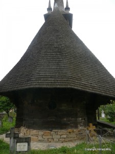 partea_dinspre_altar-_biserica_de_lemn_Rogoz Partea dinspre altar a bisericii de lemn din Rogoz