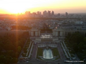 12_-_De_pe_Turnul_Eiffel_resize Grădini geometrice și clădiri urbane, văzute de sus la apus.