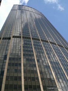 16_-_Montparnasse_de_jos_resize Zgârie-nori cu fațadă curbată și dungi verticale, fotografiat de jos.