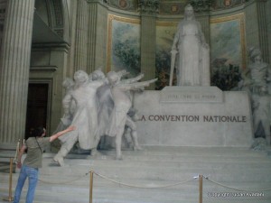 19_-_In_Pantheon_resize Grup sculptural alb într-o sală monumentală, cu inscripție pe soclu.