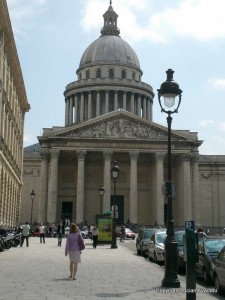 20-Pantheon_resize Clădire monumentală cu portic de coloane și cupolă, lângă un felinar.