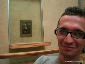 9_-_Cu_Mona_Lisa_resize Autoportret cu bărbat purtând ochelari și tabloul Mona Lisa în fundal.
