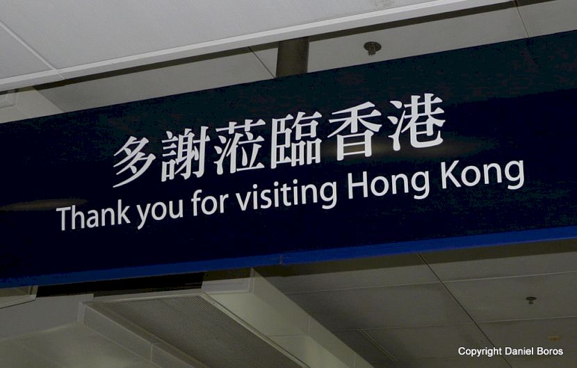 Panou bilingv cu mesajul Thank you for visiting Hong Kong.
