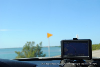 masina 2 Dispozitiv GPS pe bordul mașinii, cu mare și un steag galben în fundal.