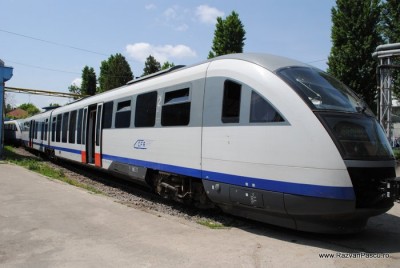 5 trenul siemens Tren alb cu bandă albastră, oprit lângă peron.