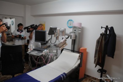 7 ecograf Vizitatori fotografiază aparatura medicală amplasată lângă patul de consultații.