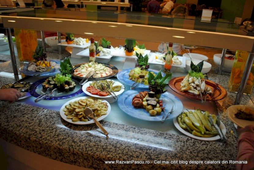 Platouri cu aperitive și legume, decorate cu sculpturi alimentare.