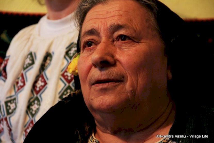 Portret de femeie în vârstă cu basma neagră.