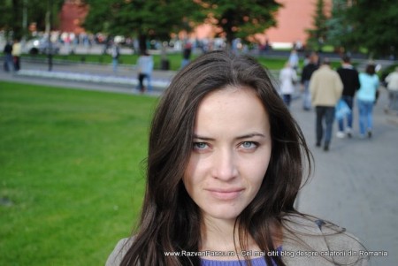 13 rusoaica Portret de tânără brunetă lângă o peluză și o alee.
