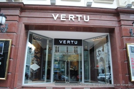 16 vertu Intrare în magazin Vertu, încadrată de o fațadă brună.