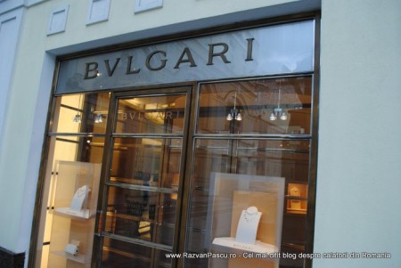 17 bulgari Vitrină de magazin cu firma BVLGARI deasupra intrării.