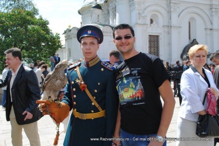 20 razvan pascu moscova Turist pozează lângă un militar care ține o pasăre de pradă.