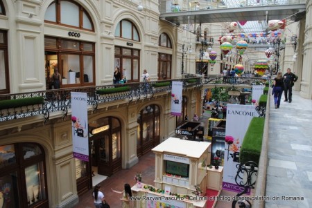 22 gum Galerie comercială pe mai multe niveluri, cu pasarele și decorațiuni suspendate.