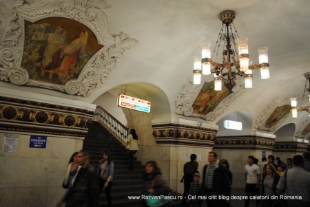 23 metrou moscova Călători sub candelabre și picturi decorative într-o stație de metrou.