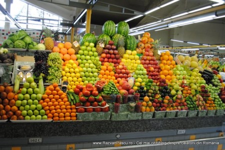 24 piata moscova Tarabă cu citrice, mere și pepeni, aranjate în piramide colorate.