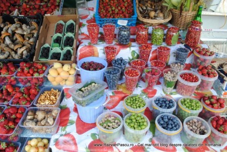 25 piata moscova Fructe de pădure în pahare și caserole pe o tarabă.