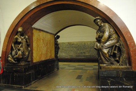 26 metrou moscova Arcadă de metrou flancată de statui monumentale din metal.
