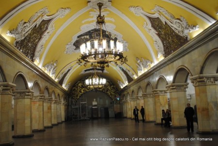27 metrou moscova Sală de metrou cu boltă galbenă, mozaicuri și candelabre.