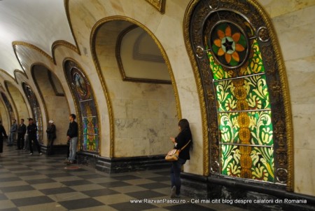 28 metrou moscoova Peron de metrou cu arcade crem și vitralii multicolore.