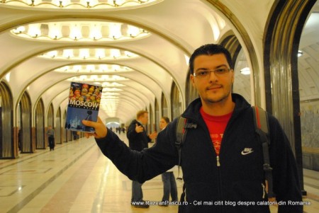 30 metrou moscova Bărbat cu rucsac ridică o broșură într-un coridor de metrou.