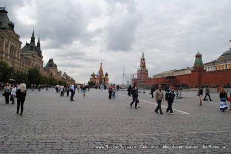 4 piata rosie moscova Piață vastă pavată, cu turiști și ziduri roșii pe lateral.
