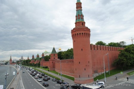 8 kremlin Zid roșu fortificat de-a lungul unei artere cu mașini.