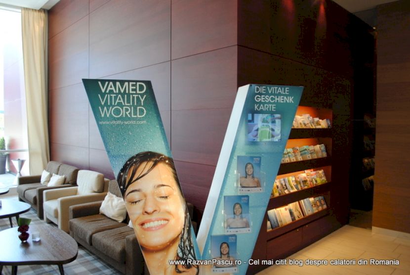 Panouri Vamed Vitality World lângă fotolii și un raft cu broșuri.