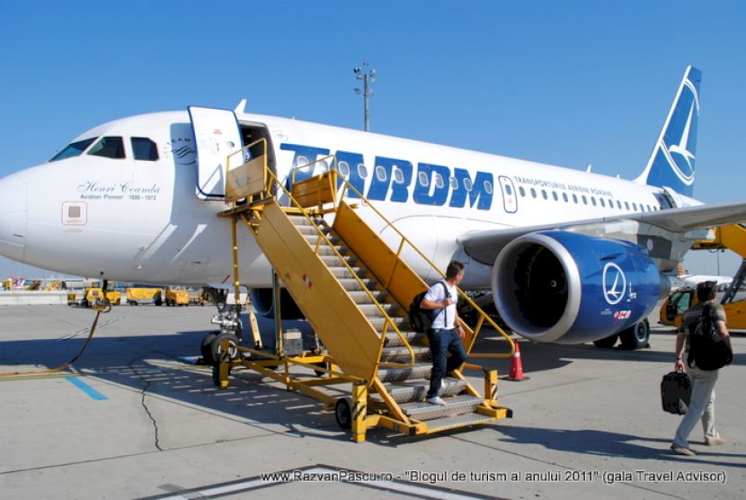 Pasageri urcă pe scara galbenă a unui avion TAROM.