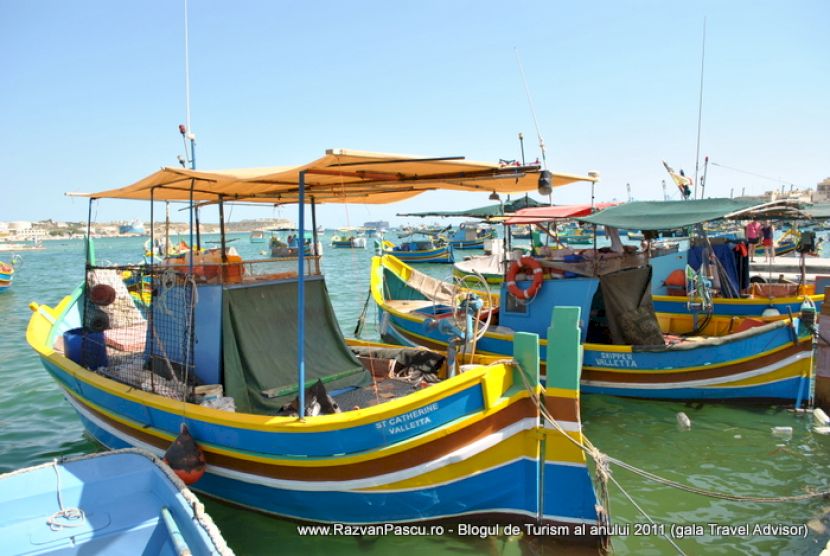 Bărci tradiționale colorate ancorate într-un port