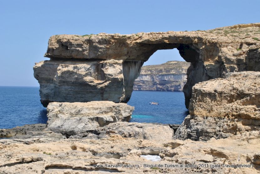 Formațiune stâncoasă cu arc natural, văzută de pe coastă