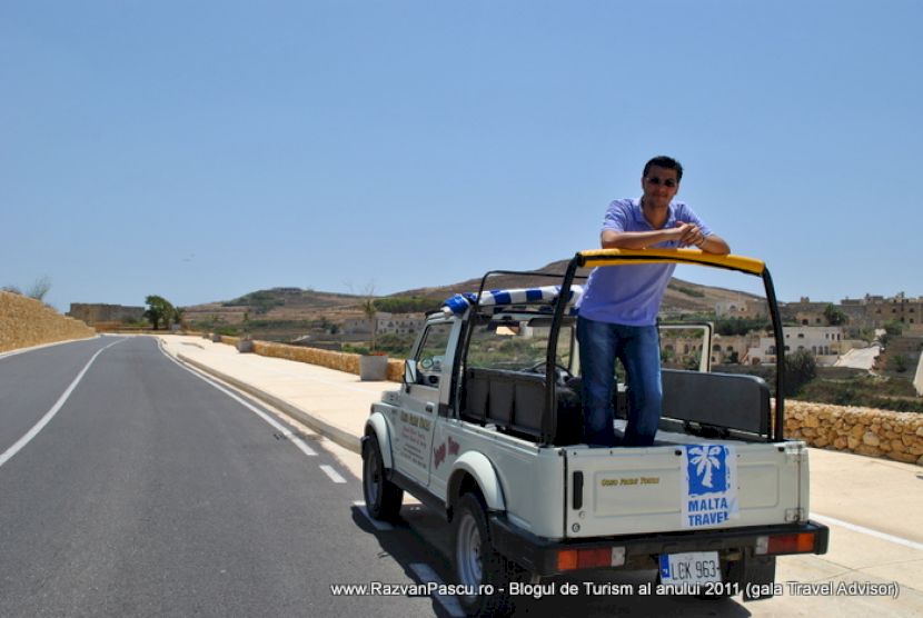 Vehicul de teren pe un drum deschis, sub soare