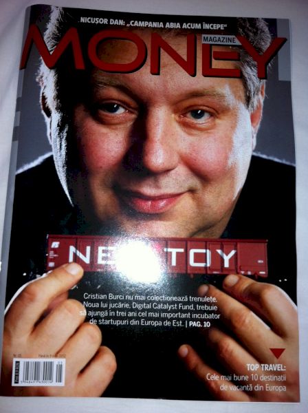 Copertă Money cu portret masculin și titlu roșu în partea superioară.