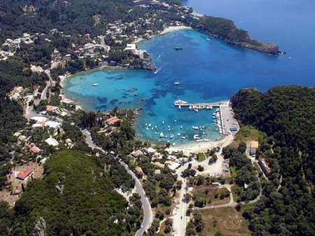 corfu 3 Golfuri și clădiri pe o coastă înverzită