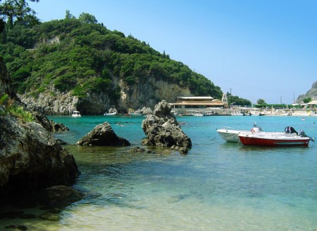 corfu 5 Bărci ancorate într-un golf cu apă turcoaz