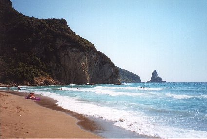 corfu1 Valuri la malul unei plaje cu stânci înalte