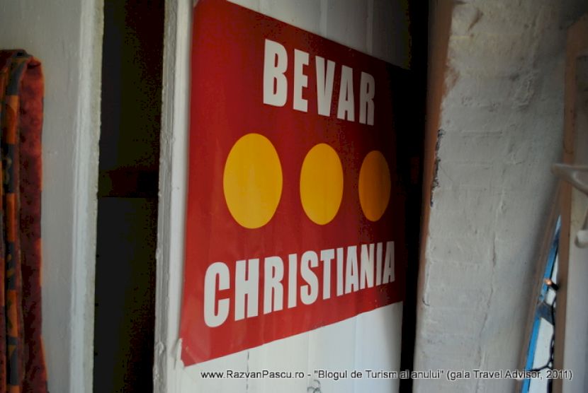 Panou roșu inscripționat Bevar Christiania, pe un zid