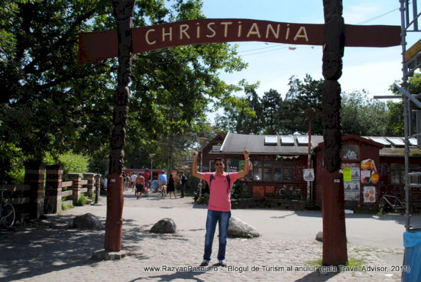Persoană sub indicatorul Christiania, într-o zonă pietonală