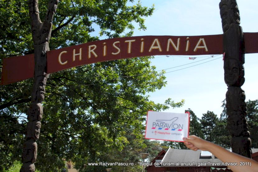 Indicator Christiania deasupra unei intrări cu arbori