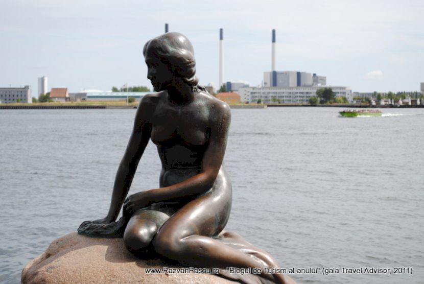 Statuia Micii Sirene văzută de aproape, pe mal