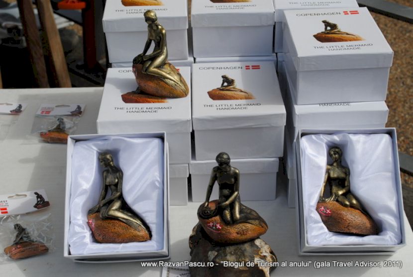 Suveniruri cu statueta Micii Sirene, în cutii deschise
