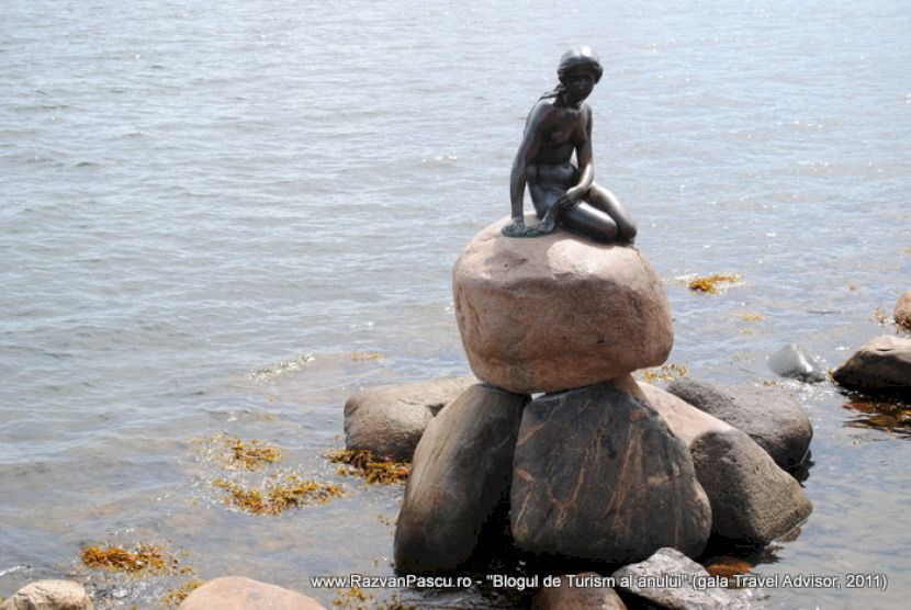 Statuia Micii Sirene așezată pe o stâncă lângă apă