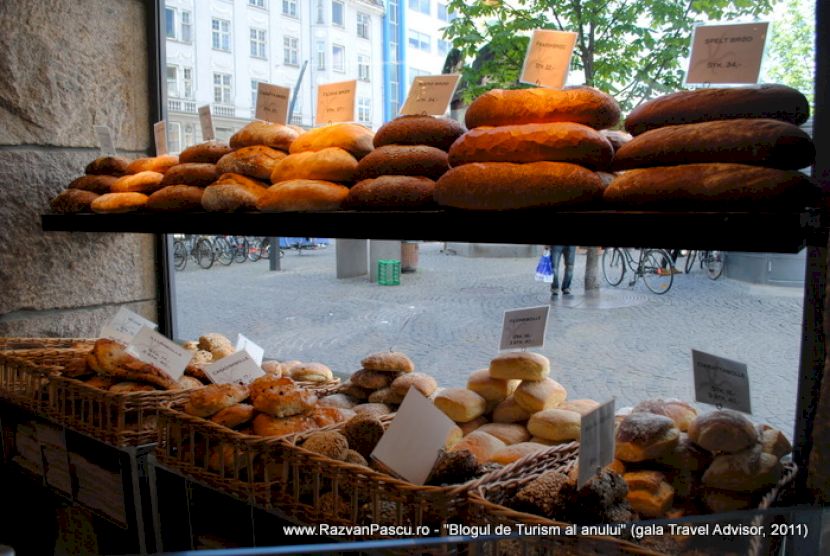 Produse de patiserie aranjate în vitrina unei brutării