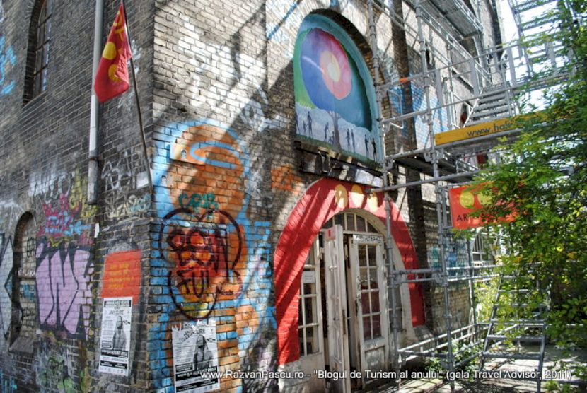 Fațadă cu picturi murale și obiecte decorative