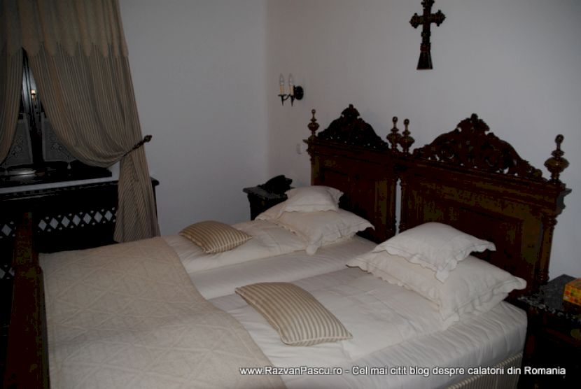 Pat dublu cu mobilier sculptat într-un dormitor