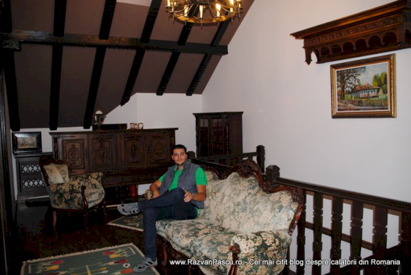Dormitor rustic cu pat și grinzi din lemn