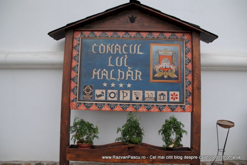 Panou pictat cu numele Conacul lui Maldăr