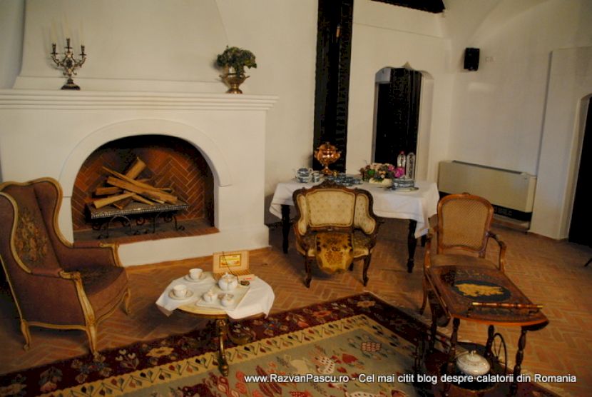 Șemineu și mobilier tradițional într-un salon luminos