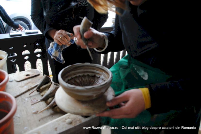 Persoană amestecând un preparat într-un bol de ceramică