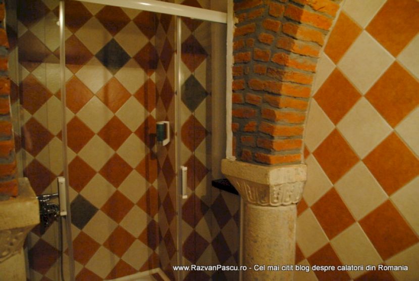Duș placat cu plăci decorative și perete de piatră