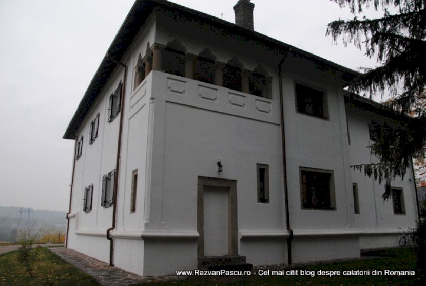 Fațadă laterală cu ferestre și pridvor arcuit